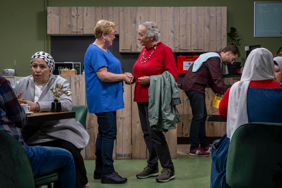 Twee mensen die elkaar een hand geven